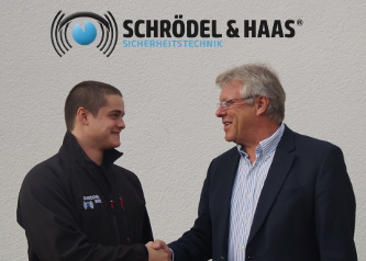 Franz Haas, Geschäftsführer von Schrödel & Haas GmbH, gratuliert Daniel Kiesel zu seiner Auszeichnung